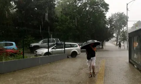 Проливен дъжд вали във Варна, пропадна улица и завлече две коли
