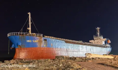 Кораб с въглища, мазут и машинно масло заседна в устието на река на остров Сахалин - 1