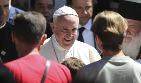 Папата: Атентатите са обида за религията - 1