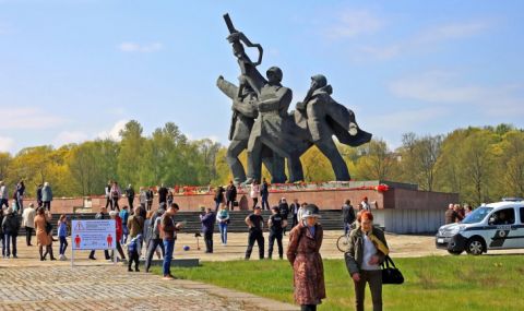 Руски съюз в Латвия пази съветски паметник в Рига - 1