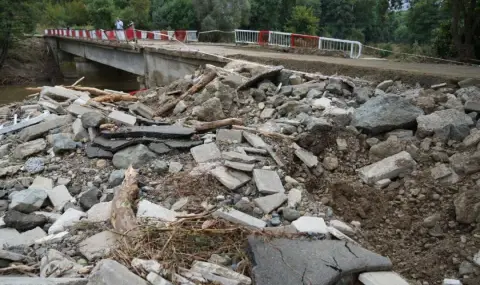 Започва разчистването на отломките на срутените при наводнението през септември мостове в Царево - 1