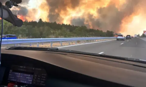 Възстановено е движението и в двете посоки на АМ "Тракия" след пожара край Пазарджик (ВИДЕО) - 1