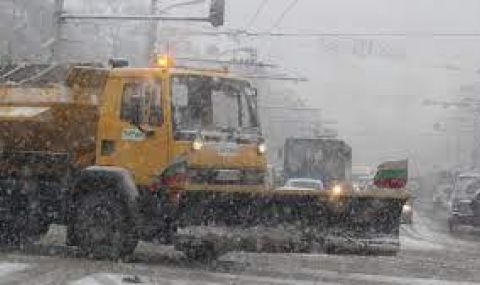 Над 130 снегорина чистиха улиците на София - 1