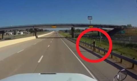 Зелен хуманоид опитва да хване автостоп на магистрала в Тексас (ВИДЕО) - 1