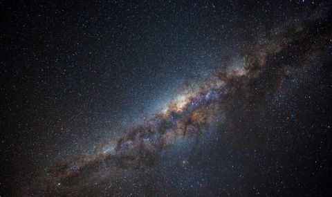 Галактика-канибал се вихри непосредствено до Млечния път  - 1