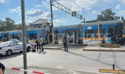 Момче се озова под колелата на трамвай в София, пожарникари го вадят  - 1