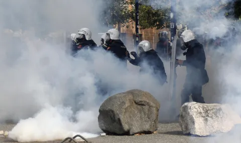 Clashes between students and police in Tirana, 21 people sought medical attention - 1