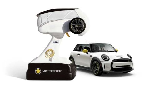 Mini направи огромна зарядна станция под формата на дистанционно за детска играчка - 1