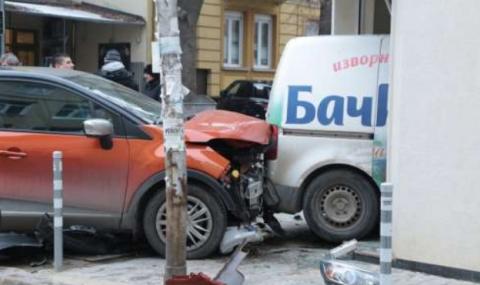 Автомобил се заби в сграда в центъра на София - 1