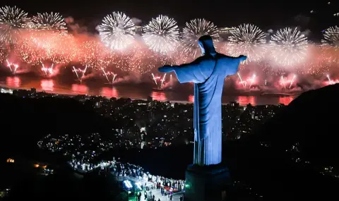 Зрелищно шоу в Рио! 2 милиона души гледаха новогодишната заря на плажа Копакабана - 1