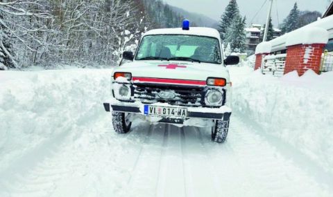 Снегът затвори всички пътища между вътрешността и крайбрежието в Хърватия - 1