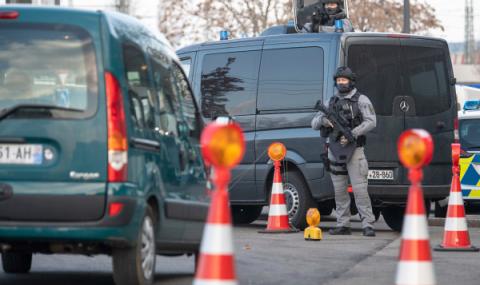 Полицията с акция в квартал в Страсбург - 1