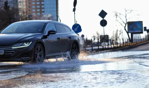 Спукан водопровод заледи локално платно на "Цариградско шосе" в София - 1