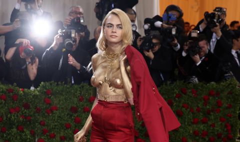 Кара Делевин прикова погледите на Met Gala (СНИМКА) - 1