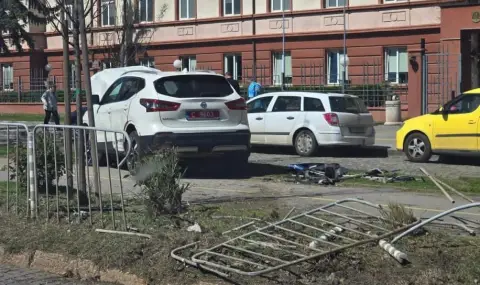 Дипломатическа кола се заби в ограда пред Софийския районен съд - 1