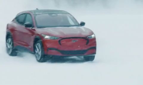 Електрическите Mustang и F-150 се забавляват в снега (ВИДЕО) - 1