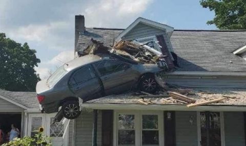 Toyota Corolla излетя във въздуха и се заби на покрива на къща - 1