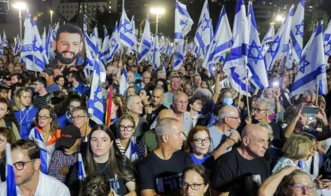 Tens of thousands protest against Netanyahu in Tel Aviv - 1