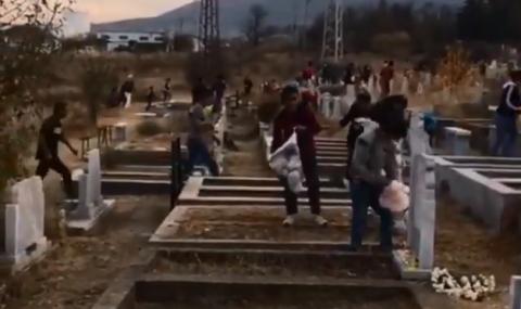 Цигани разграбиха гробищата след Архангелова задушница (ВИДЕО) - 1