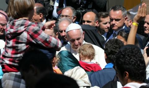 Папа Франциск: Приоритет трябва да са бежанците и бедните - 1