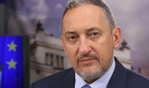 В Северна Македония напръскаха с черен спрей табелата на българския клуб в Битоля - 1