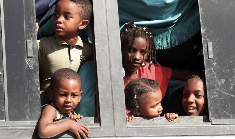 Битките в Судан нямат край, суданците намират убежище в лагери в Чад - 1