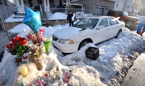 Майка и бебе умряха в кола, докато бащата чистел сняг - 1