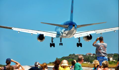 Възрастен турист беше отнесен от самолет на опасно летище в Гърция - 1