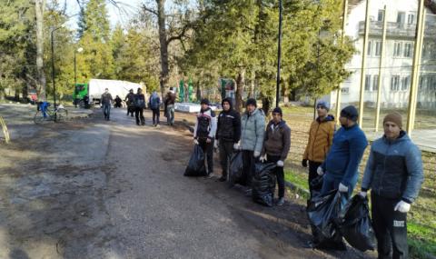 Затворници почистиха доброволно парк в Плевен - 1