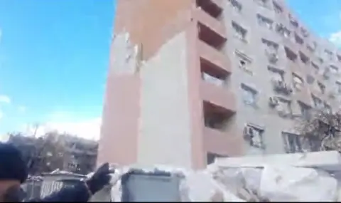 Заради силния вятър: Изолация се срути върху гаражи и пътека до жилищен блок в Асеновград