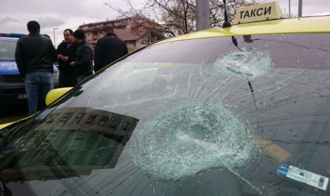 Мъж нападна с бухалка таксиджия след катастрофа - 1