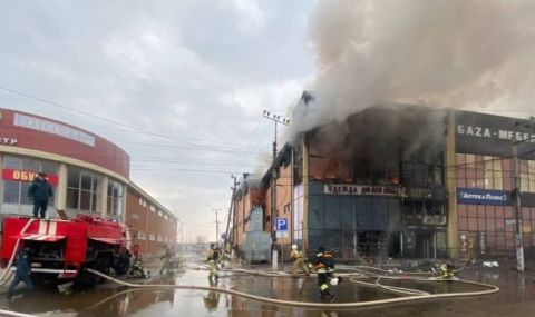 В казашко село в Кубан е избухнал пожар в търговски център (ВИДЕО) - 1