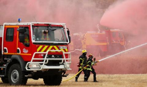 Армия пожарникари се бори с пожари във Франция - 1