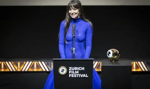 Дакота Джонсън с нова провокация - появи се без сутиен в прозрачна рокля на филмовия фестивал в Цюрих - 1