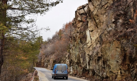 Опасни скали на пътя Ардино - Смолян (СНИМКИ) - 1