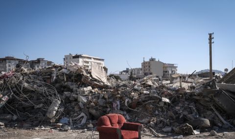 В опустошения от войната Идлиб сирийци са оставени сами да се справят с последствията след земетресението - 1