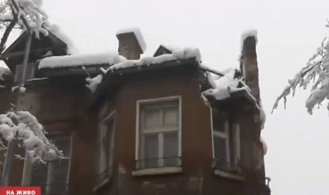 Покрив падна на оживена улица във Враца - 1