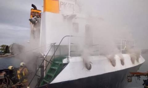 Потушиха пожар на риболовен кораб в Созопол - 1