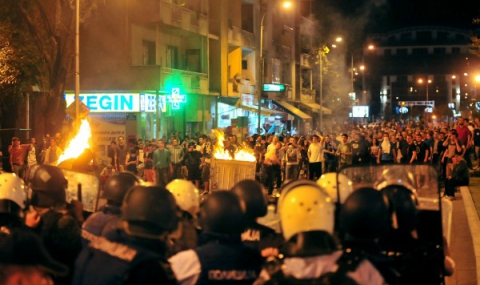 Втори ден на ожесточени протести в Македония - 1