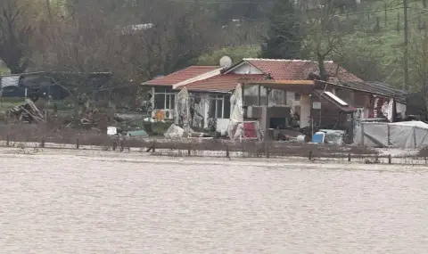 Затворени пътища и 12 евакуирани семейства при наводненията в Бургаско
