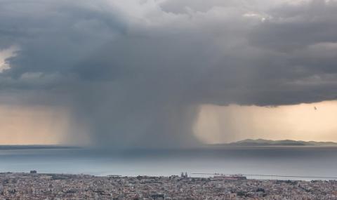 Гърция е под вода! Дъждът отнесе пътища и блокира курорти (ВИДЕО) - 1