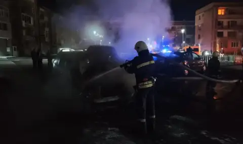 Пожар изпепели три коли в Казанлък - 1