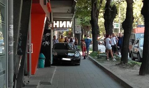 Габровлия потроши Porsche на тротоар във Варна (СНИМКИ) - 1