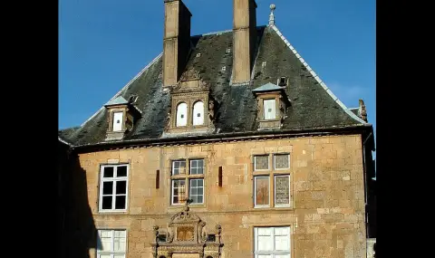 Още един дързък грабеж в Париж: След Лувъра обраха ценни монети от Дома на Просвещението "Дени Дидро" - 1