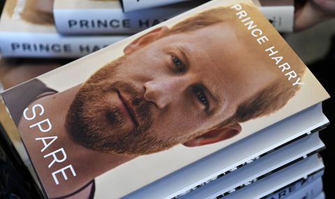 Опашки се извиха пред книжарниците във Великобритания за мемоарите на принц Хари - 1