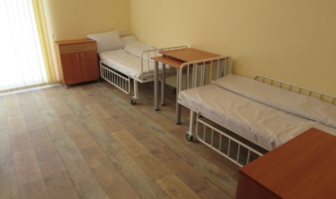 Пореден дом за възрастни хора "пламна" с коронавирус - 1