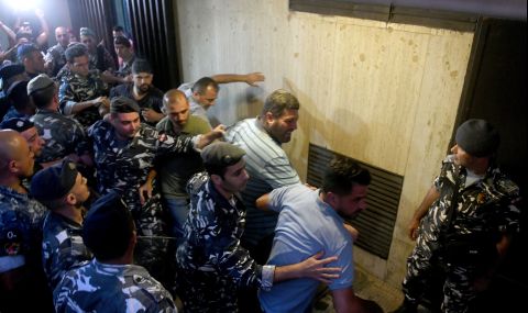 Отчаяните ливанци ограбват собствените си банки - 1