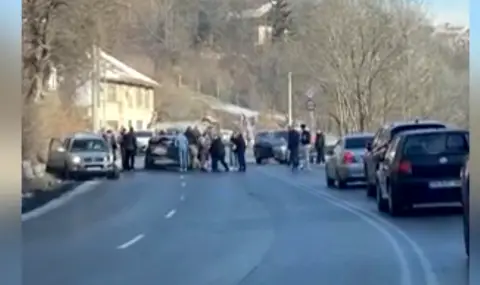 Катастрофа на три коли край Владая прати двама души в "Пирогов" - 1