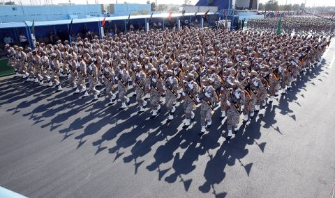 Военен парад в Техеран! Президентът Раиси отново заплаши Израел - 1