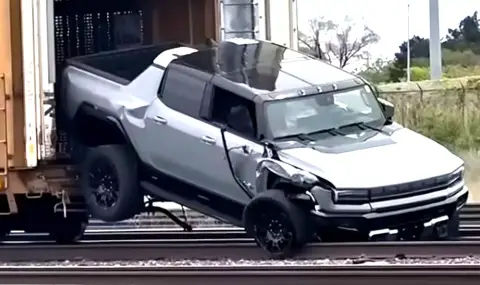 Крадци се опитаха да свалят два пикапа от влак, развръзката е очаквана (ВИДЕО) - 1